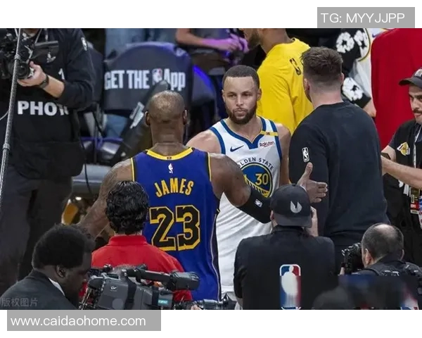 勇士全队合力横扫湖人，谱写篮球传奇