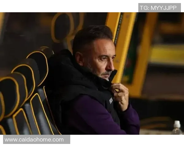 塞维利亚主帅因不满球队表现遭解雇，球队现处险境